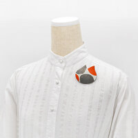 マドマドこれくしょん 蒔絵のアクセサリー 革ブローチ miao ミャオ 水玉 オレンジ色 高級感あふれる上質な牛革に伝統の技術を生かして作り上げた革のアクセサリー mado mado collection Fantasy MAKIE Leather brooch miao Polka dot orange オレンジ革と白革といぶし銀箔をほどこした３種類のアヴァンギャルドな可愛い猫のデザイン、夢のあるポップでユニークな愛らしいアイテムです。 イメージ写真6