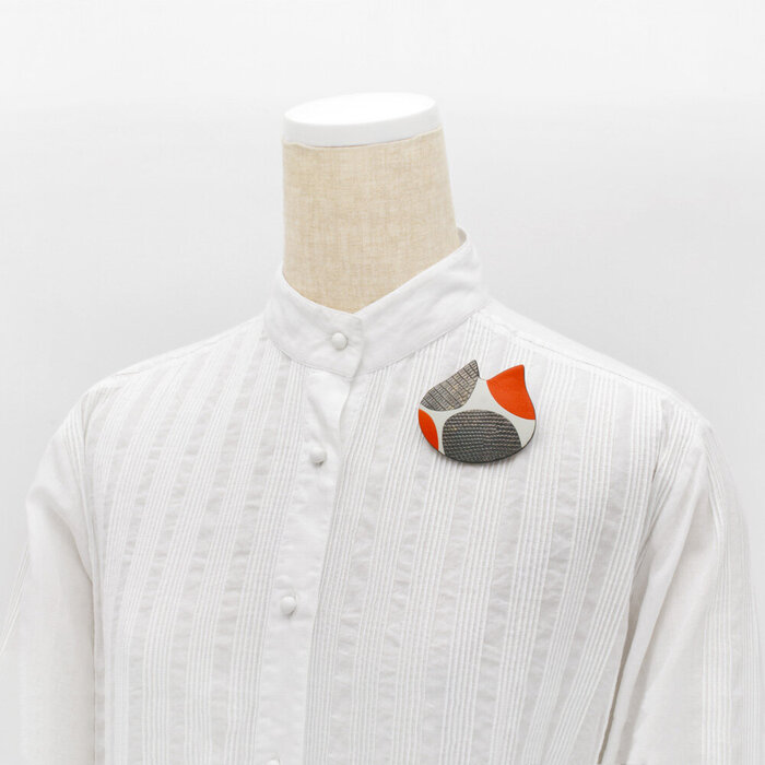 マドマドこれくしょん 蒔絵のアクセサリー 革ブローチ miao ミャオ 水玉 オレンジ色 高級感あふれる上質な牛革に伝統の技術を生かして作り上げた革のアクセサリー mado mado collection Fantasy MAKIE Leather brooch miao Polka dot orange オレンジ革と白革といぶし銀箔をほどこした３種類のアヴァンギャルドな可愛い猫のデザイン、夢のあるポップでユニークな愛らしいアイテムです。 イメージ写真6