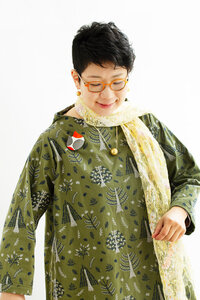 マドマドこれくしょん 蒔絵のアクセサリー 革ブローチ miao ミャオ 水玉 オレンジ色 高級感あふれる上質な牛革に伝統の技術を生かして作り上げた革のアクセサリー mado mado collection Fantasy MAKIE Leather brooch miao Polka dot orange オレンジ革と白革といぶし銀箔をほどこした３種類のアヴァンギャルドな可愛い猫のデザイン、夢のあるポップでユニークな愛らしいアイテムです。  #ブローチ #brooch #ミャオ #水玉 #猫のブローチ #アヴァンギャルドな猫 #革のブローチ #軽いブローチ #蒔絵のブローチ #軽さを実感 #マドマドこれくしょん #坂本これくしょん #会津  イメージ写真1