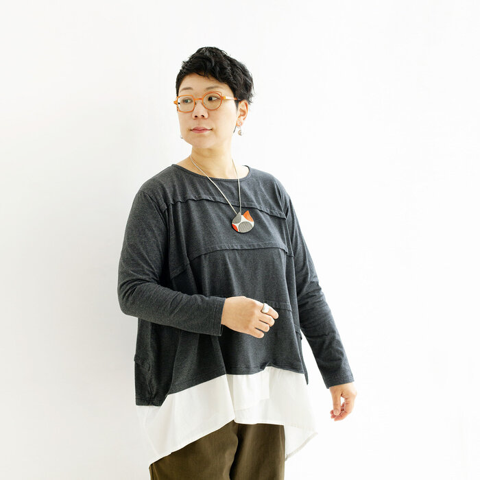 マドマドこれくしょん 蒔絵のアクセサリー 革ブローチ miao ミャオ 水玉 オレンジ色 高級感あふれる上質な牛革に伝統の技術を生かして作り上げた革のアクセサリー mado mado collection Fantasy MAKIE Leather brooch miao Polka dot orange オレンジ革と白革といぶし銀箔をほどこした３種類のアヴァンギャルドな可愛い猫のデザイン、夢のあるポップでユニークな愛らしいアイテムです。  #ブローチ #brooch #ミャオ #水玉 #猫のブローチ #アヴァンギャルドな猫 #革のブローチ #軽いブローチ #蒔絵のブローチ #軽さを実感 #マドマドこれくしょん #坂本これくしょん #会津 