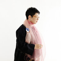 坂本これくしょん 身につける漆 漆のアクセサリー ブローチ ポピー 花紺色 艶やかで美しくとても軽い和木に漆塗りのアクセサリー SAKAMOTO COLLECTION wearable URUSHI Makie brooch Poppy Gorgeous deep blue 深いブルーが美しい神秘的、お花をイメージしたふっくらとしたデザインが胸元を華やかに彩るプラチナ箔螺鈿蒔絵は存在感抜群です。 イメージ写真5