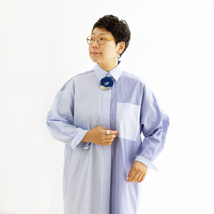 坂本これくしょん 身につける漆 漆のアクセサリー ブローチ ポピー 花紺色 艶やかで美しくとても軽い和木に漆塗りのアクセサリー SAKAMOTO COLLECTION wearable URUSHI Makie brooch Poppy Gorgeous deep blue 深いブルーが美しい神秘的、お花をイメージしたふっくらとしたデザインが胸元を華やかに彩るプラチナ箔螺鈿蒔絵は存在感抜群です。 イメージ写真6