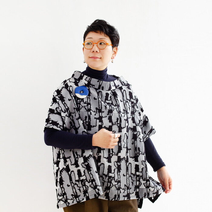 坂本これくしょん 身につける漆 漆のアクセサリー ブローチ ポピー 花紺色 艶やかで美しくとても軽い和木に漆塗りのアクセサリー SAKAMOTO COLLECTION wearable URUSHI Makie brooch Poppy Gorgeous deep blue 深いブルーが美しい神秘的、お花をイメージしたふっくらとしたデザインが胸元を華やかに彩るプラチナ箔螺鈿蒔絵は存在感抜群です。  #ブローチ #brooch #ポピー #花紺色 #プラチナ箔 #螺鈿 #お花のブローチ #蒔絵のブローチ #蒔絵のアクセサリー #漆のアクセサリー #身につける漆 #坂本これくしょん #会津 