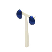 坂本これくしょん 身につける漆 ピアス 月の雫 コバルト色 艶やかで美しくとても軽い和木に漆塗りのアクセサリー SAKAMOTO COLLECTION wearable URUSHI earrings Moon Drops Cobalt Blue 発色の良い上品でクールな印象のコバルトブルー、まろやかな曲線で構成された立体的なフォルムはお顔の輪郭を選ばずに身に着けることができる人気のピアスです。 イメージ写真5