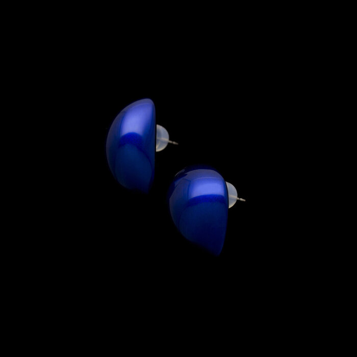 坂本これくしょん 身につける漆 ピアス 月の雫 コバルト色 艶やかで美しくとても軽い和木に漆塗りのアクセサリー SAKAMOTO COLLECTION wearable URUSHI earrings Moon Drops Cobalt Blue 発色の良い上品でクールな印象のコバルトブルー、まろやかな曲線で構成された立体的なフォルムはお顔の輪郭を選ばずに身に着けることができる人気のピアスです。  #ピアス #earrings #月の雫 #コバルト色 #CobaltBlue #ブルーピアス #青いピアス #軽いピアス #耳が痛くない #漆のアクセサリー #身につける漆 #坂本これくしょん #会津 