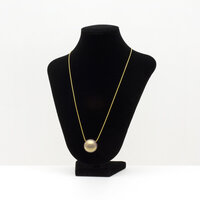 坂本これくしょん ペンダント 木の実 紫苑金砂色 身につける漆 漆のアクセサリー 艶やかで美しくとても軽い和木に漆塗りのアクセサリー SAKAMOTO COLLECTION wearable URUSHI pendant Jewelry Nuts Golden Pale purple 紫がフワっと浮き出てきたような淡い色合い、光の加減で紫にも金色にも見える上品な華やかさ、ポロッとこぼれるような可愛らしさが魅力です。 イメージ写真4