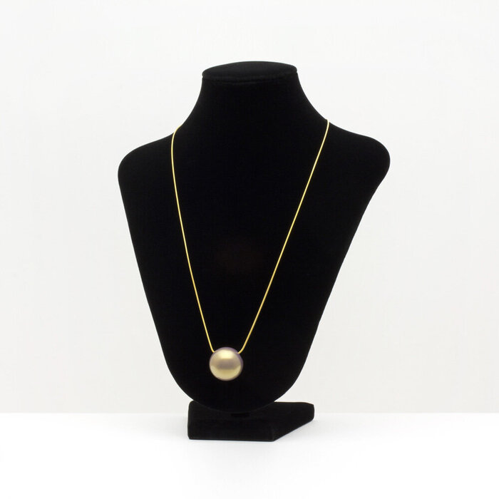 坂本これくしょん ペンダント 木の実 紫苑金砂色 身につける漆 漆のアクセサリー 艶やかで美しくとても軽い和木に漆塗りのアクセサリー SAKAMOTO COLLECTION wearable URUSHI pendant Jewelry Nuts Golden Pale purple 紫がフワっと浮き出てきたような淡い色合い、光の加減で紫にも金色にも見える上品な華やかさ、ポロッとこぼれるような可愛らしさが魅力です。 イメージ写真4