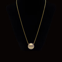 坂本これくしょん ペンダント 木の実 紫苑金砂色 身につける漆 漆のアクセサリー 艶やかで美しくとても軽い和木に漆塗りのアクセサリー SAKAMOTO COLLECTION wearable URUSHI pendant Jewelry Nuts Golden Pale purple 紫がフワっと浮き出てきたような淡い色合い、光の加減で紫にも金色にも見える上品な華やかさ、ポロッとこぼれるような可愛らしさが魅力です。 イメージ写真5