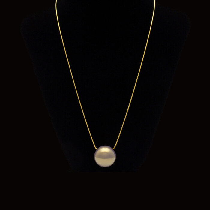 坂本これくしょん ペンダント 木の実 紫苑金砂色 身につける漆 漆のアクセサリー 艶やかで美しくとても軽い和木に漆塗りのアクセサリー SAKAMOTO COLLECTION wearable URUSHI pendant Jewelry Nuts Golden Pale purple 紫がフワっと浮き出てきたような淡い色合い、光の加減で紫にも金色にも見える上品な華やかさ、ポロッとこぼれるような可愛らしさが魅力です。 イメージ写真5