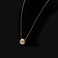 坂本これくしょん ペンダント 木の実 紫苑金砂色 身につける漆 漆のアクセサリー 艶やかで美しくとても軽い和木に漆塗りのアクセサリー SAKAMOTO COLLECTION wearable URUSHI pendant Jewelry Nuts Golden Pale purple 紫がフワっと浮き出てきたような淡い色合い、光の加減で紫にも金色にも見える上品な華やかさ、ポロッとこぼれるような可愛らしさが魅力です。 イメージ写真6