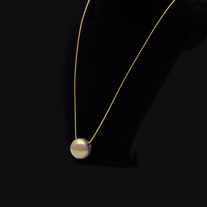 坂本これくしょん ペンダント 木の実 紫苑金砂色 身につける漆 漆のアクセサリー 艶やかで美しくとても軽い和木に漆塗りのアクセサリー SAKAMOTO COLLECTION wearable URUSHI pendant Jewelry Nuts Golden Pale purple 紫がフワっと浮き出てきたような淡い色合い、光の加減で紫にも金色にも見える上品な華やかさ、ポロッとこぼれるような可愛らしさが魅力です。 イメージ写真6