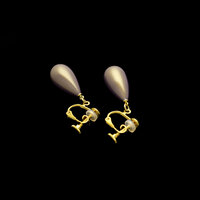 坂本これくしょん 身につける漆 漆のアクセサリー イヤリング 華雫1.8 紫苑金砂色 艶やかで美しくとても軽い和木に漆塗りのアクセサリー SAKAMOTO COLLECTION wearable URUSHI earring Flower Drops Golden Pale purple 艶やかでかわいらしいフォルムの雫型、金色の中からフワっと紫が浮き出てきたような淡い色合いは日本人の肌に合う上品なパープルカラー。 イメージ写真5