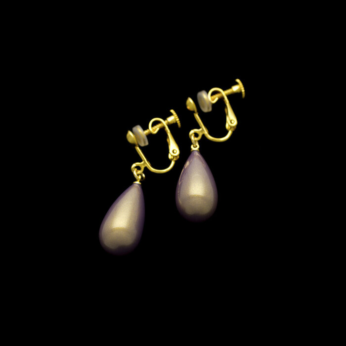 坂本これくしょん 身につける漆 漆のアクセサリー イヤリング 華雫1.8 紫苑金砂色 艶やかで美しくとても軽い和木に漆塗りのアクセサリー SAKAMOTO COLLECTION wearable URUSHI earring Flower Drops Golden Pale purple 艶やかでかわいらしいフォルムの雫型、金色の中からフワっと紫が浮き出てきたような淡い色合いは日本人の肌に合う上品なパープルカラー。  #イヤリング #earring #華雫 #紫苑金砂色 #GoldenPurple #軽いイヤリング #揺れるイヤリング #耳が痛くない #漆のアクセサリー #身につける漆 #坂本これくしょん #会津 