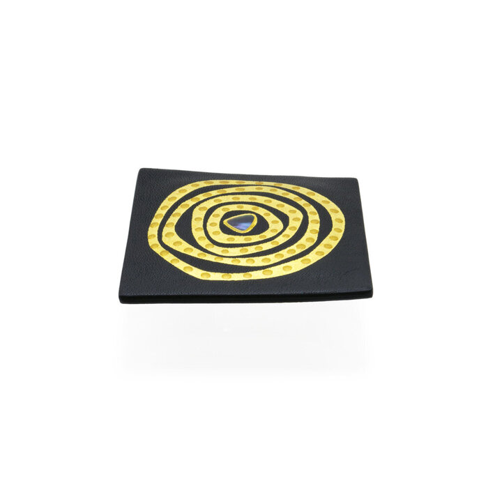 マドマドこれくしょん 蒔絵のアクセサリー 革ブローチ 台形 金の迷宮 黒革 金箔 坂本これくしょんの上質な牛革に金箔螺鈿蒔絵のアクセサリー mado mado collection Fantasy MAKIE Leather brooch Golden Labyrinth Gold Leaf 立体感と高級感のあるフォルムに金の迷宮蒔絵を施しオリジナルの煌めきを表現、とても軽いので生地を傷めにくく体への負担が少なく楽に身に着けて頂けます。 イメージ写真3