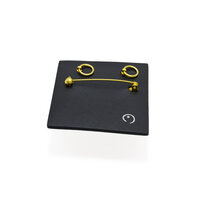 マドマドこれくしょん 蒔絵のアクセサリー 革ブローチ 台形 金の迷宮 黒革 金箔 坂本これくしょんの上質な牛革に金箔螺鈿蒔絵のアクセサリー mado mado collection Fantasy MAKIE Leather brooch Golden Labyrinth Gold Leaf 立体感と高級感のあるフォルムに金の迷宮蒔絵を施しオリジナルの煌めきを表現、とても軽いので生地を傷めにくく体への負担が少なく楽に身に着けて頂けます。 イメージ写真4