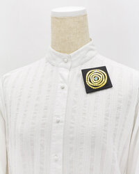 マドマドこれくしょん 蒔絵のアクセサリー 革ブローチ 台形 金の迷宮 黒革 金箔 坂本これくしょんの上質な牛革に金箔螺鈿蒔絵のアクセサリー mado mado collection Fantasy MAKIE Leather brooch Golden Labyrinth Gold Leaf 立体感と高級感のあるフォルムに金の迷宮蒔絵を施しオリジナルの煌めきを表現、とても軽いので生地を傷めにくく体への負担が少なく楽に身に着けて頂けます。 イメージ写真5