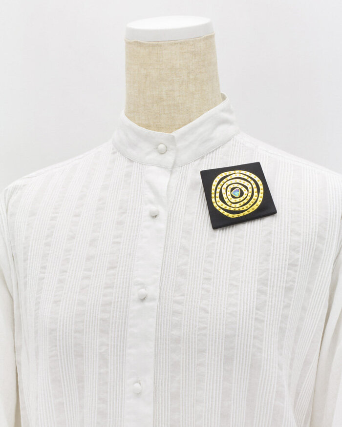 マドマドこれくしょん 蒔絵のアクセサリー 革ブローチ 台形 金の迷宮 黒革 金箔 坂本これくしょんの上質な牛革に金箔螺鈿蒔絵のアクセサリー mado mado collection Fantasy MAKIE Leather brooch Golden Labyrinth Gold Leaf 立体感と高級感のあるフォルムに金の迷宮蒔絵を施しオリジナルの煌めきを表現、とても軽いので生地を傷めにくく体への負担が少なく楽に身に着けて頂けます。 イメージ写真5