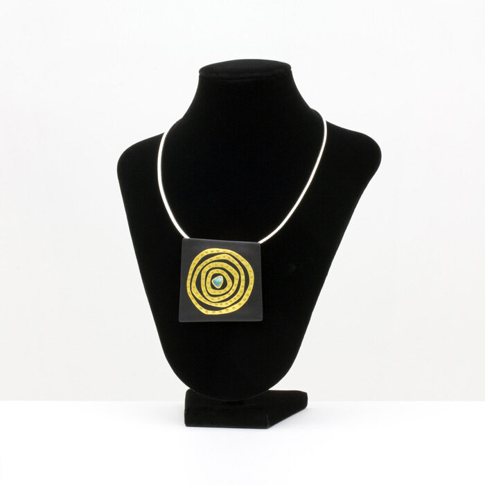 マドマドこれくしょん 蒔絵のアクセサリー 革ブローチ 台形 金の迷宮 黒革 金箔 坂本これくしょんの上質な牛革に金箔螺鈿蒔絵のアクセサリー mado mado collection Fantasy MAKIE Leather brooch Golden Labyrinth Gold Leaf 立体感と高級感のあるフォルムに金の迷宮蒔絵を施しオリジナルの煌めきを表現、とても軽いので生地を傷めにくく体への負担が少なく楽に身に着けて頂けます。 イメージ写真6