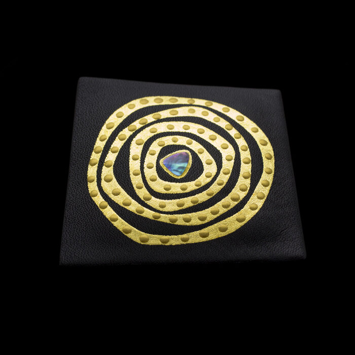 マドマドこれくしょん 蒔絵のアクセサリー 革ブローチ 台形 金の迷宮 黒革 金箔 坂本これくしょんの上質な牛革に金箔螺鈿蒔絵のアクセサリー mado mado collection Fantasy MAKIE Leather brooch Golden Labyrinth Gold Leaf 立体感と高級感のあるフォルムに金の迷宮蒔絵を施しオリジナルの煌めきを表現、とても軽いので生地を傷めにくく体への負担が少なく楽に身に着けて頂けます。  #ブローチ #brooch #革のブローチ #金の迷宮 #金箔 #金箔蒔絵 #軽いブローチ #蒔絵のブローチ #レザーアイテム #マドマドこれくしょん #坂本これくしょん #会津 