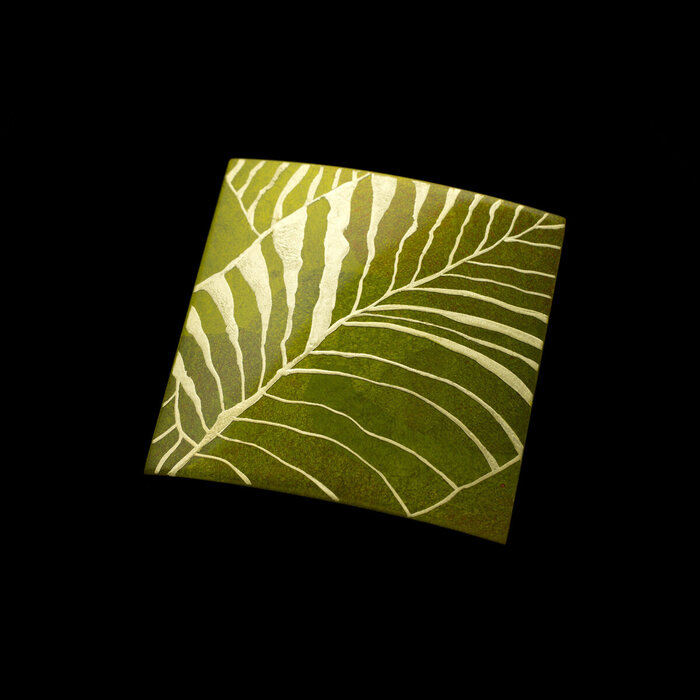 坂本これくしょん 身につける漆 漆のアクセサリー ブローチ 金箔 万葉 ピスタチオ色 艶やかで美しくとても軽い和木に漆塗りのアクセサリー SAKAMOTO COLLECTION wearable URUSHI brooch Gold Leaf Manyo Pistachio green 艶やかで美しい格調あるグリーン、大柄の葉が重なる様子をシンプルにデザインした金箔蒔絵、バチカン付きでペンダントとしても素敵に使えます。  #ブローチ #brooch #金箔 #金箔蒔絵 #万葉 #ピスタチオ色 #軽いブローチ #蒔絵のブローチ #漆のアクセサリー #身につける漆 #坂本これくしょん #会津 