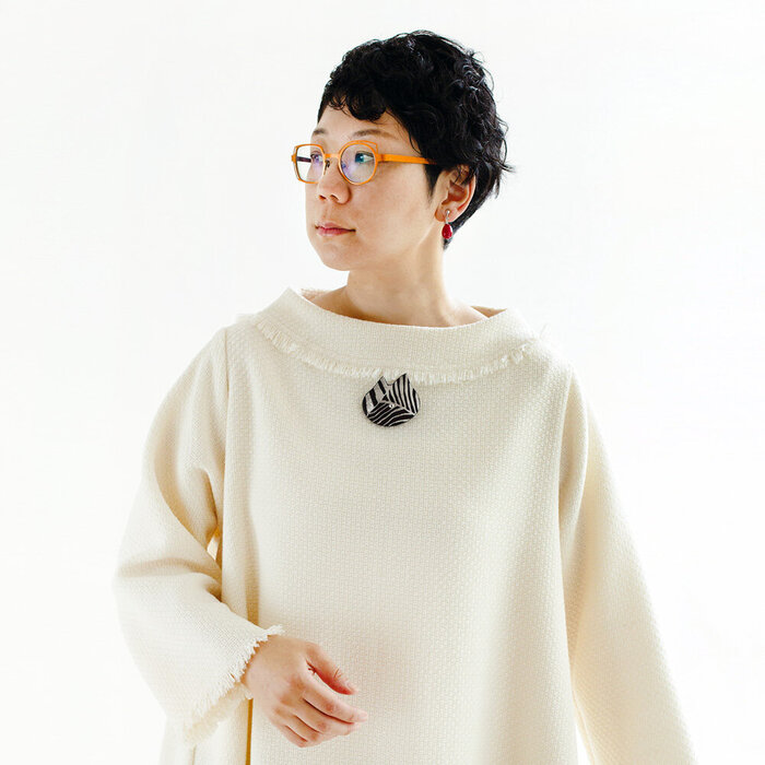 坂本これくしょん ファンタジーをまとうブランド 革ブローチ ミャオ トラ柄 茶色 上質な牛革に伝統の蒔絵技術を生かして作り上げた革のアクセサリー madomadocollection FantasyMAKIE Leatherbrooch miao Tiger pattern platinum brown 可愛い猫のカタチは眺めているだけでわくわく、トラ柄の猫を茶色の革にプラチナ箔で蒔絵を施し銀粒で鼻の部分を表現しました。 イメージ写真5