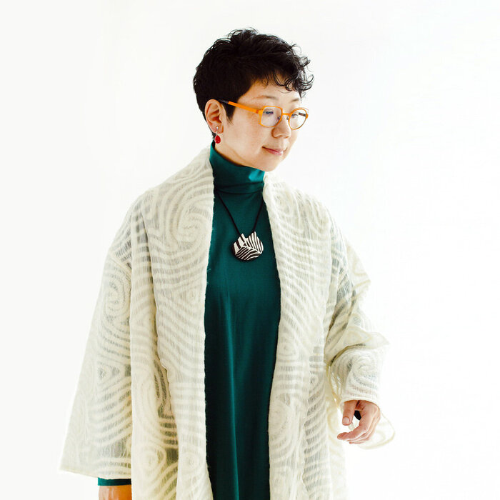 坂本これくしょん ファンタジーをまとうブランド 革ブローチ ミャオ トラ柄 茶色 上質な牛革に伝統の蒔絵技術を生かして作り上げた革のアクセサリー madomadocollection FantasyMAKIE Leatherbrooch miao Tiger pattern platinum brown 可愛い猫のカタチは眺めているだけでわくわく、トラ柄の猫を茶色の革にプラチナ箔で蒔絵を施し銀粒で鼻の部分を表現しました。  #革ブローチ #brooch #CatBrooch #ミャオ #miao #プラチナ箔 #トラ柄 #茶色 #軽いブローチ #猫のブローチ #蒔絵のアクセサリー #坂本これくしょん #会津 