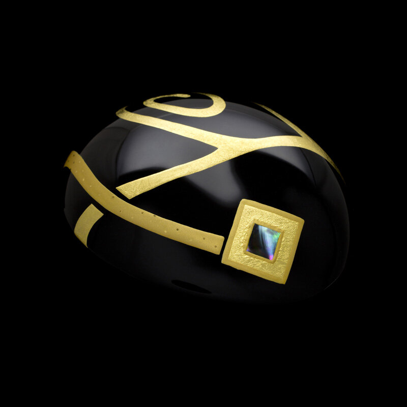 03B2178 SAKAMOTO COLLECTION wearable URUSHI gold makie brooch Mountain Form JetBlack-b.jpg