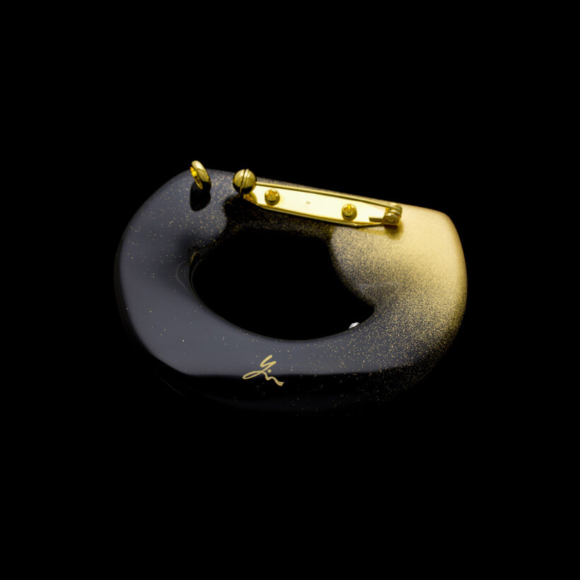 03B4235 SAKAMOTO COLLECTION wearable URUSHI accessories brooch Hazy Moon jet black-b.jpg