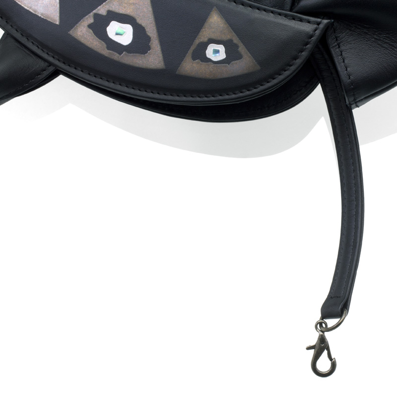 ナスカン付きストラップが配されており、鍵などを取り付けることができて便利。03XN1A1 wearable URUSHI MAKIE leather handbags PLUM BAG Geometric Pattern silver color-8.jpg