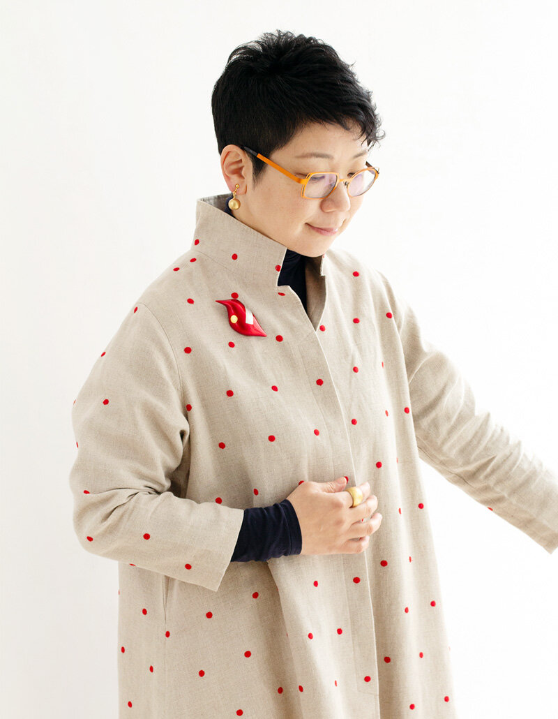 G1B4265 SAKAMOTO COLLECTION wearable URUSHI Makie brooch Small Bird Tang Crimson red-a.jpg
