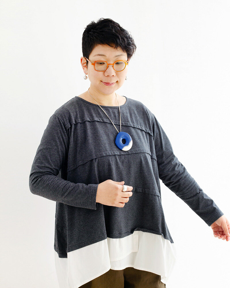 H6B4285 SAKAMOTO COLLECTION wearable URUSHI Makie brooch Poppy Gorgeous deep blue-a.jpg