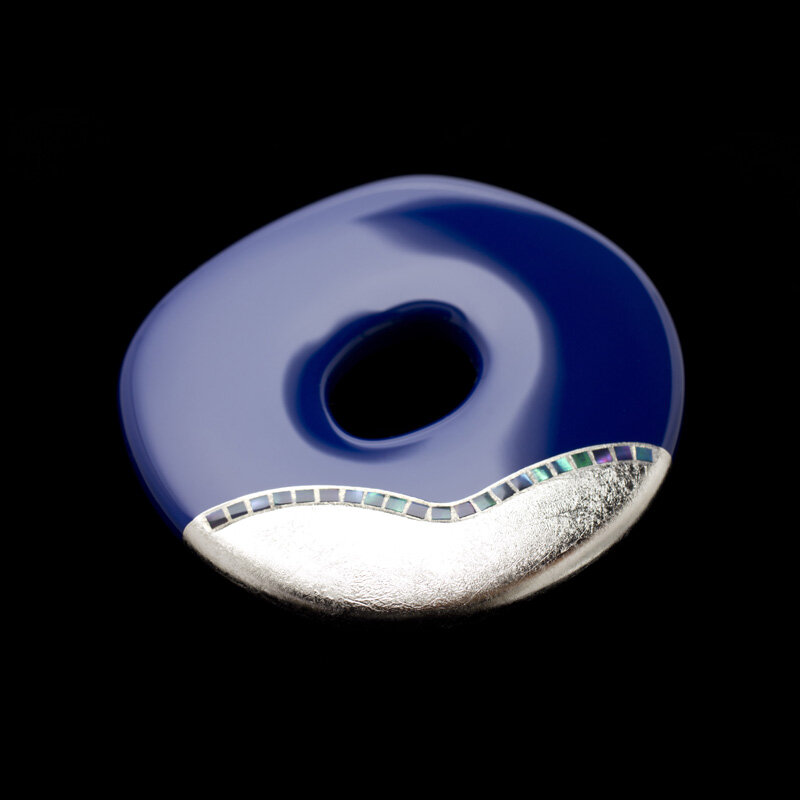 H6B4285 SAKAMOTO COLLECTION wearable URUSHI Makie brooch Poppy Gorgeous deep blue-b.jpg