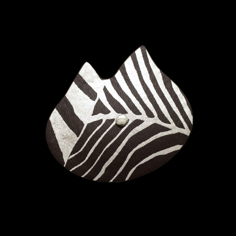 MAB0126 madomadocollection FantasyMAKIE Leatherbrooch miao Tiger pattern platinum brown-a.jpg