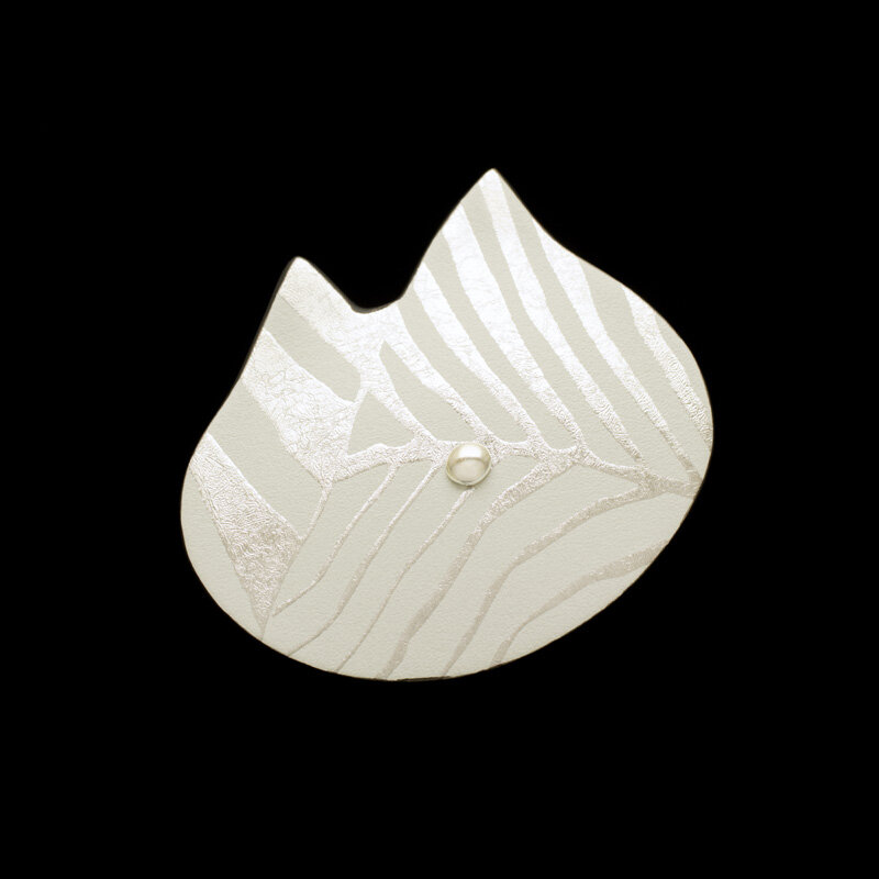 MAB0127 madomadocollection FantasyMAKIE Leatherbrooch miao Tiger pattern platinum white-a.jpg