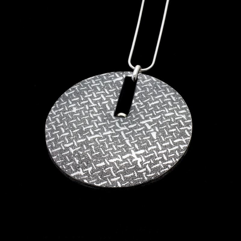 MAN1148 madomadocollection Fantasy MAKIE Leather pendant Bolero Platinum SilverPowder-5.jpg