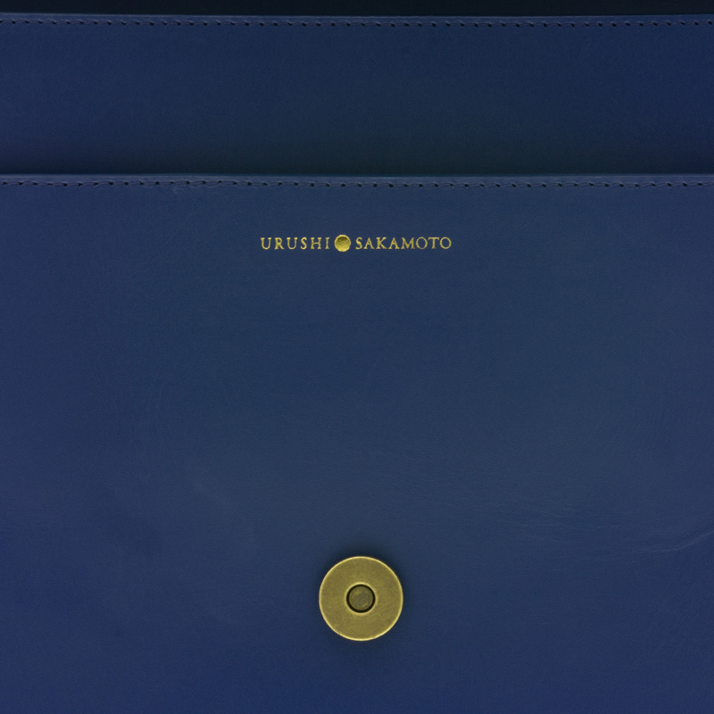 革の素材にこだわった、ブルーの牛革の高級感あふれるショルダーバッグ。内側には、URUSHI SAKAMOTOのロゴ付きです USX0003 URUSHI SAKAMOTO MAKIE Shoulderbag Aurora Lake titanium gradation-8.jpg